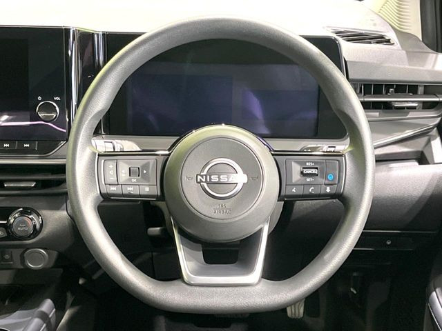 �C���e���A�ɍ��킹���f�U�C���̃X�e�A�����O�́A�^�]�������̂��Ƃ��l���A�^�]���₷���`��A�傫���ł��B�����x�A���ۂɐG���Ă��m���߂��������B