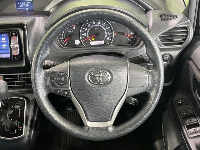 インテリアに合わせたデザインのステアリングは、運転される方のことも考え、運転しやすい形状、大きさです。是非一度、実際に触ってお確かめください。