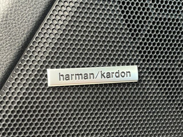 【harman/kardon】メーカーオプションの高品位サウンドシステムを搭載。専用のチューニングが施された大小様々なスピーカーから良質なサウンドが奏でられ、臨場感あふれる音響空間を演出します。