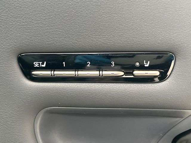 【メモリー機能付きパワーシート】ドライバーごとに設定したシート位置を記憶して、ボタン一つで切り替えできる便利な機能!運転する方が複数名いらっしゃるご家庭におすすめです♪