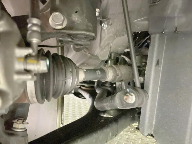 お車を安心してお乗りいただく為には、足回りの定期点検が欠かせません。サービスサポート(有償保証)では無料点検もご提供しており、安心のカーライフをお過ごしいただけるサポート体制が整っています。