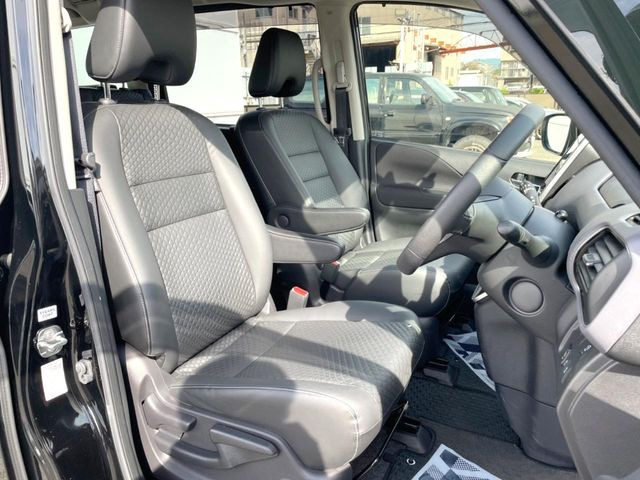 運転席シート廻りは使用感も少なく、良好な状態となっています。前オーナー様が丁寧に使っていたことがよくわかりますね。