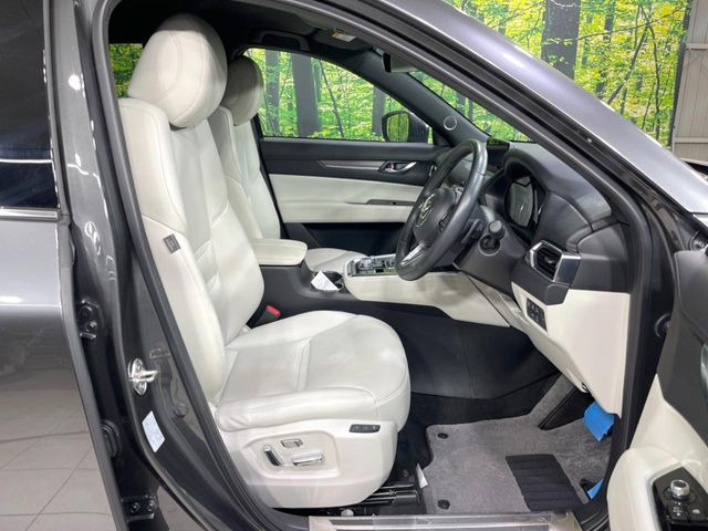 運転席まわりには十分なスペースがあり、大柄な方でもゆったり運転していただける環境です。