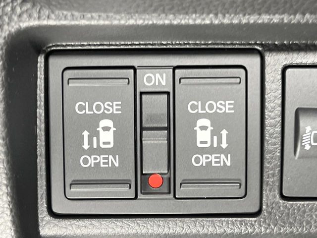 【両側パワースライドドア】スマートキーや運転席のスイッチで後席両側スライドドアの開閉が可能♪電動だから力を入れてドアを開ける必要が無く、小さなお子様でも簡単に開け閉めでき快適です♪