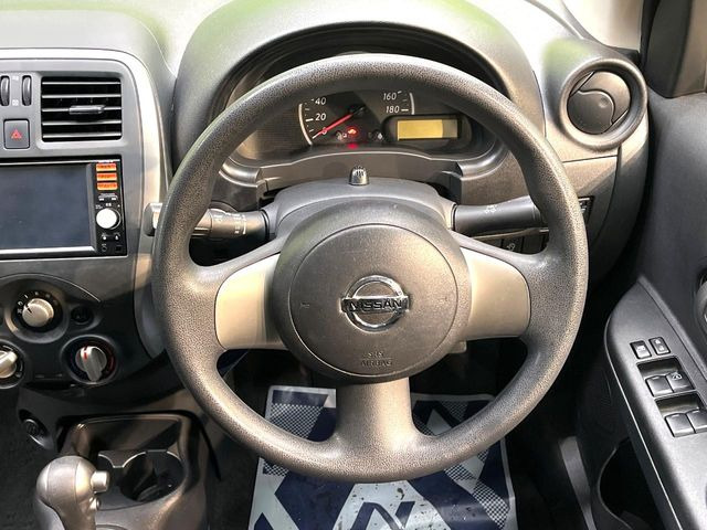 �C���e���A�ɍ��킹���f�U�C���̃X�e�A�����O�́A�^�]�������̂��Ƃ��l���A�^�]���₷���`��A�傫���ł��B�����x�A���ۂɐG���Ă��m���߂��������B