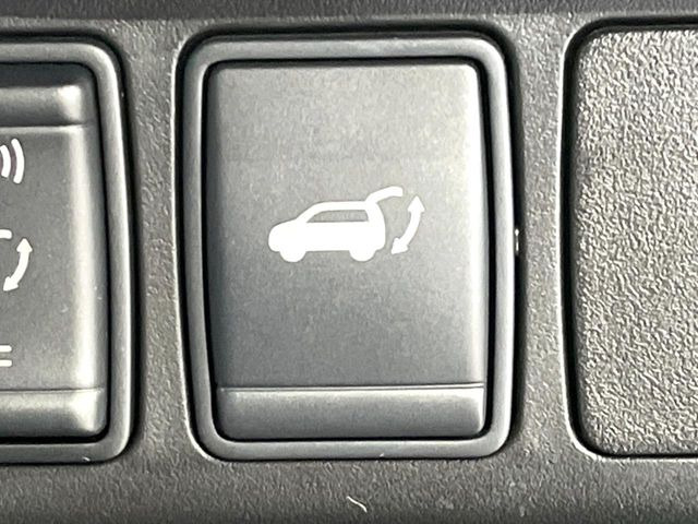 【パワーバックドア】スマートキーや運転席のボタンを押すだけでリアゲートが自動で開閉します!荷物を持っている時や、高い位置にあるバックドアを閉める際に便利な機能です♪