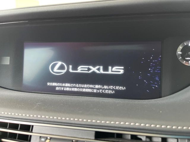 【メーカー純正ナビ】インテリアに溶け込むスタイリッシュな「専用設計」メーカーナビを装備♪視認性や操作性など基本性能にも優れ、より上質なカーライフをお楽しみいただけます。