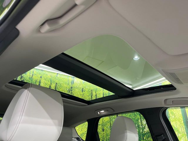 【サンルーフ】開放感たっぷりの希少装備、サンルーフが装着されています!車内に明かりを取り入れたり景色を楽しむ以外にも、車内の空気も簡単に換気できて快適です!
