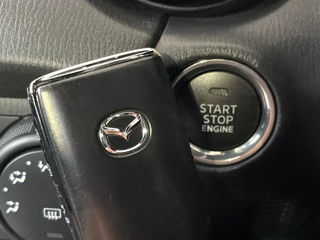 【アドバンストキー】カバンやポケットに入れたままでもドアの施錠・解錠が可能なスマートキーを装備。エンジンのオン・オフ時もカギを取り出す必要が無いからとっても便利です♪