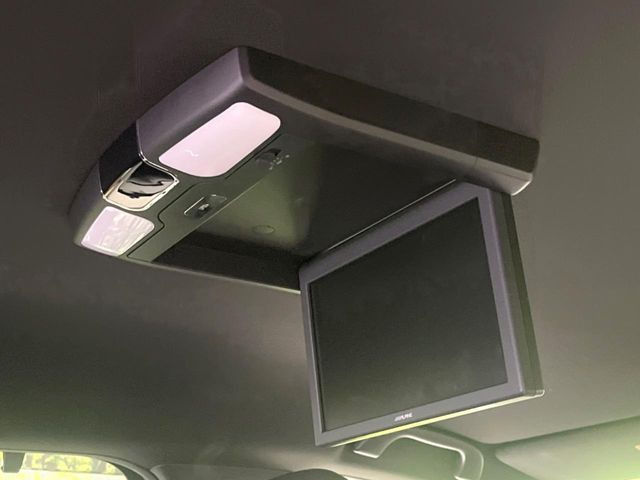 【フリップダウンモニター】大画面モニターで後席でもエンタメをお楽しみいただけます。小さなお子様にも大人気の装備です♪