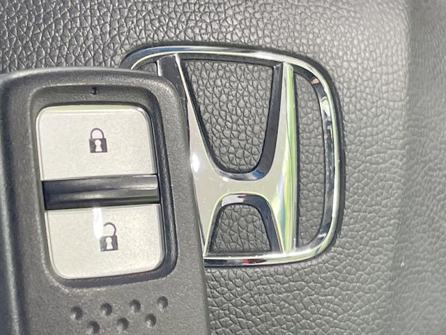 �yHonda�X�}�[�g�L�[�z�J�o����|�P�b�g�ɓ��ꂽ�܂܂ł��h�A�̎{���E�������\�ȃX�}�[�g�L�[�𑕔��B�G���W���̃I���E�I�t�����J�M�����o���K�v����������Ƃ��Ă��֗��ł���