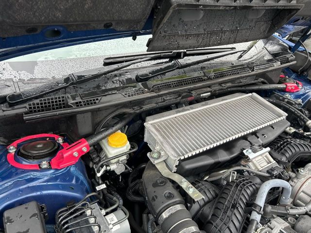 【STIタワーバー】お車の剛性を高めるタワーバーを装備。よりスムーズなコーナリング走行が可能となり、走りも楽しめます。
