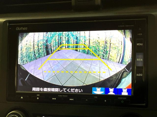 【バックカメラ】駐車時に後方がリアルタイム映像で確認できます。大型商業施設や立体駐車場での駐車時や、夜間のバック時に大活躍!運転スキルに関わらず、今や必須となった装備のひとつです!