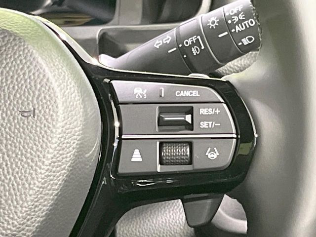 【アダプティブクルーズコントロール】高速道路での長距離走行が楽に!!自動で速度を保つクルーズコントロールが、衝突軽減システムと連携し、前方の車両を感知して車間を保つように速度調節してくれます!!