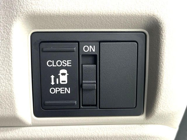 【パワースライドドア】スマートキーや運転席のスイッチでスライドドアの開閉が可能♪電動だから力を入れてドアを開ける必要が無く、小さいお子様でも、重い荷物を持っている時もラクに開け閉めできます♪