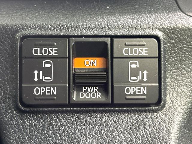 【両側パワースライドドア】スマートキーや運転席のスイッチで後席両側スライドドアの開閉が可能♪電動だから力を入れてドアを開ける必要が無く、小さなお子様でも簡単に開け閉めでき快適です♪