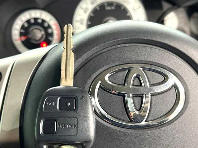 【キーレス】少し離れた場所からでもボタン一つでドアの開錠・施錠ができるのでとっても便利!ドアの鍵穴周りに傷をつけることもありません♪