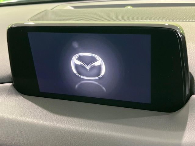 【マツダコネクトナビ】車内の雰囲気にマッチした一体型タイプのナビ。各種車輌設定やBluetooth再生等、様々な機能が楽しめます。直感的なダイヤル操作が可能で、使い勝手も良好です。