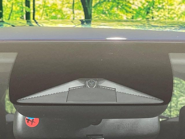 【ホンダセンシング】走行中に前方の車両等を認識し、衝突しそうな時は警報とブレーキで衝突回避と被害軽減をアシスト。より安全にドライブをお楽しみいただけます。