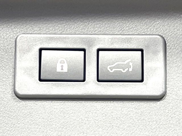 【パワーバックドア】スマートキーや運転席のボタンを押すだけでリアゲートが自動で開閉します!荷物を持っている時や、高い位置にあるバックドアを閉める際に便利な機能です♪