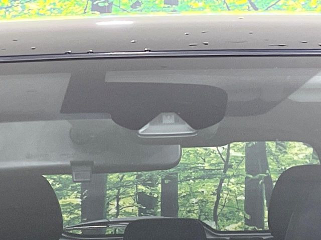 【エマージェンシーブレーキ】走行中に前方の車両等を認識し、衝突しそうな時は警報とブレーキで衝突回避と被害軽減をアシスト。より安全にドライブをお楽しみいただけます。