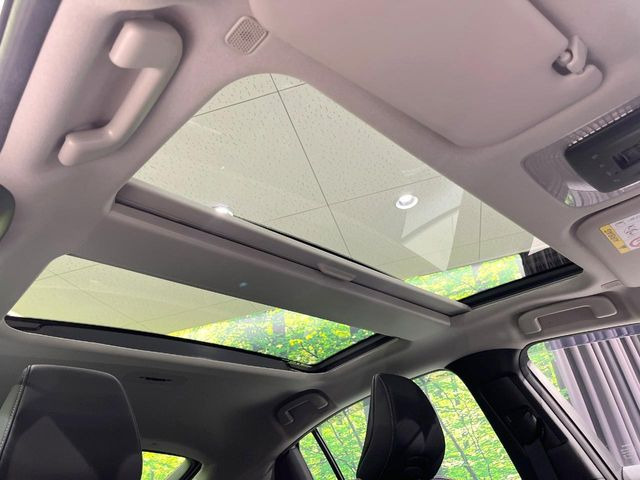 【ガラスルーフ】ガラスルーフ搭載で車内の解放感が一気にアップ!開放的なドライブをお楽しみいただけます。