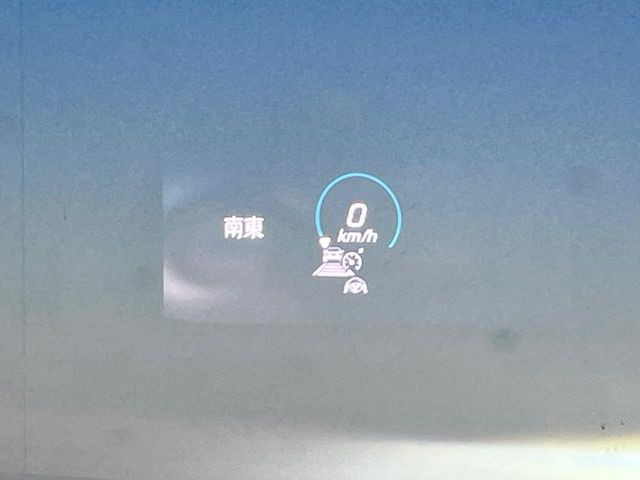 ●ヘッドアップディスプレイ:現在の速度や走行情報をデジタル表示で運転席前方のガラスに投影!運転中、視線をずらさず必要な情報を確認できるのでとっても便利で安心!