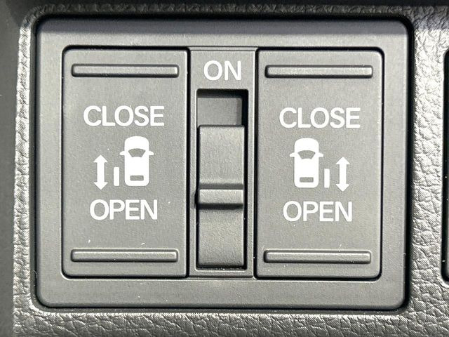 【両側パワースライドドア】スマートキーや運転席のスイッチで後席両側スライドドアの開閉が可能♪電動だから力を入れてドアを開ける必要が無く、小さなお子様でも簡単に開け閉めでき快適です♪