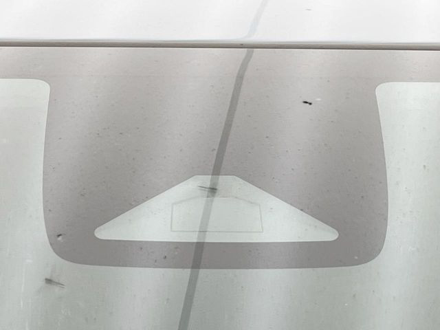 【ホンダセンシング】走行中に前方の車両等を認識し、衝突しそうな時は警報とブレーキで衝突回避と被害軽減をアシスト。より安全にドライブをお楽しみいただけます。