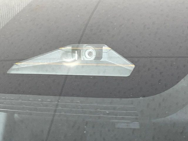【トヨタセーフティセンス】走行中に前方の車両等を認識し、衝突しそうな時は警報とブレーキで衝突回避と被害軽減をアシスト。より安全にドライブをお楽しみいただけます。