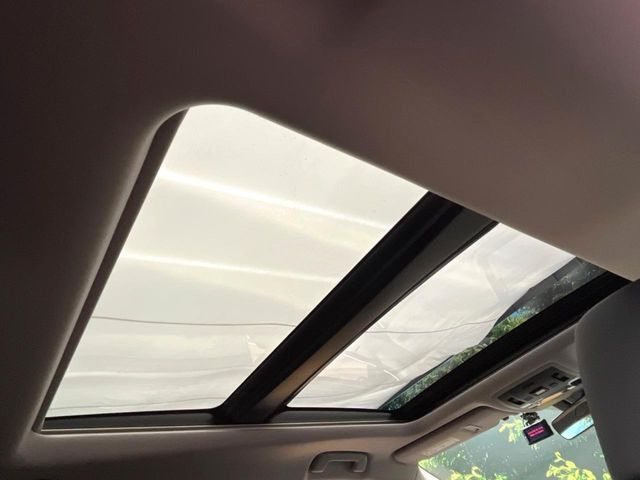 【大型サンルーフ】車内の解放感が一気に上がる大型のパノラマルーフ!季節を問わず開放的で快適なドライブをお楽しみいただけます。流通量も少なく希少価値の高い人気の装備です♪