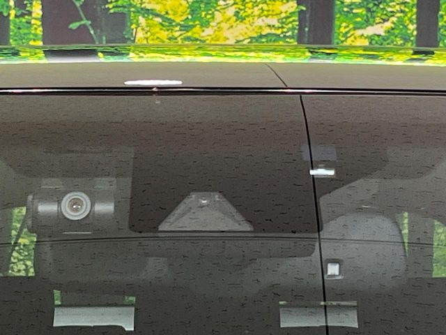 【プリクラッシュセーフティ】前方の車両等を検知し、衝突しそうな時は警報で注意を促し、ブレーキを踏む力をサポート。ブレーキを踏めなかった場合は衝突被害軽減ブレーキが作動、衝突回避をサポートします。