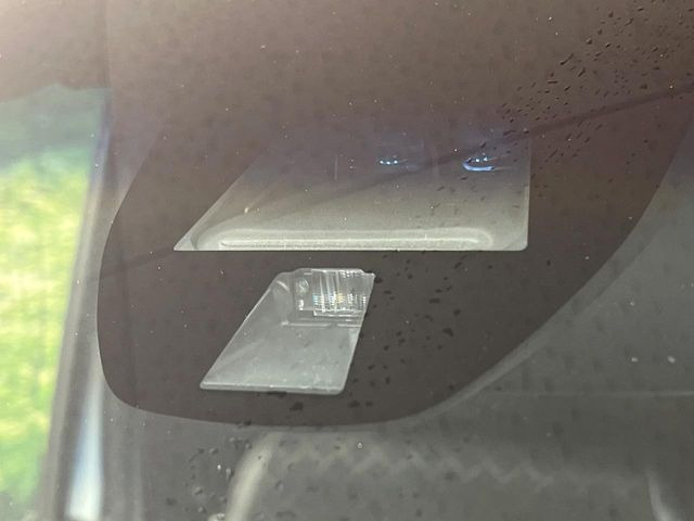 【シティブレーキアクティブシステム】低速走行中に前方の車両等を認識し、衝突しそうな時は警報とブレーキで衝突回避と被害軽減をアシスト。より安全にドライブをお楽しみいただけます。