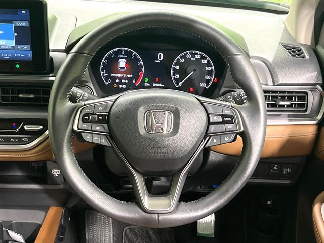 【純正革巻きステアリング】上質な革を使用することで、手にしっかり馴染みとても運転しやすいハンドルです♪