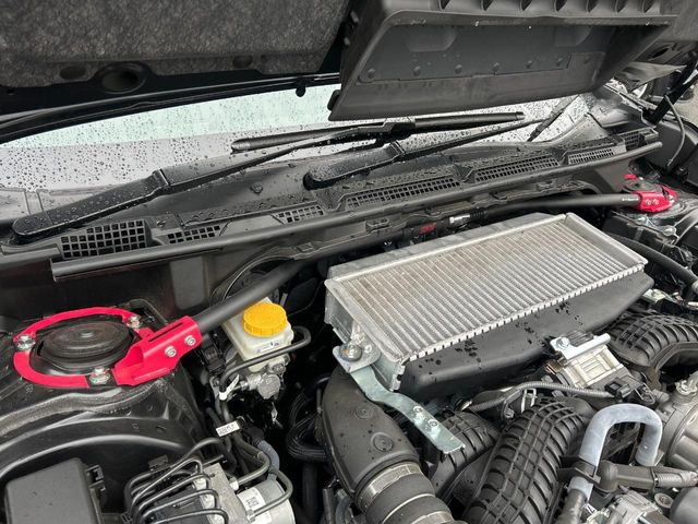 【STIタワーバー】お車の剛性を高めるタワーバーを装備。よりスムーズなコーナリング走行が可能となり、走りも楽しめます。