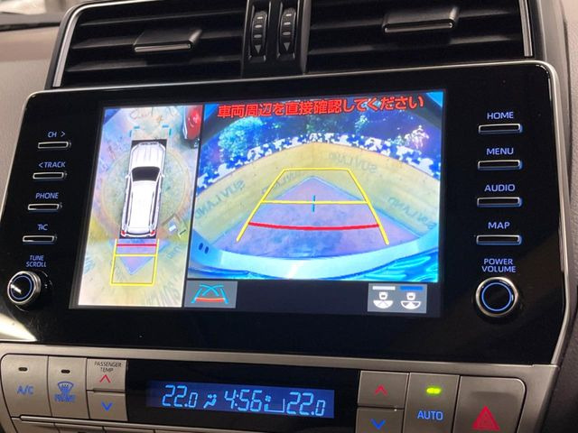 【マルチテレインモニター】車のフロントやサイドのカメラ画像を同時にモニター表示することで、悪路や狭い道を走行時でも周囲の状況確認ができ安心!本格SUVにうれしい装備です♪