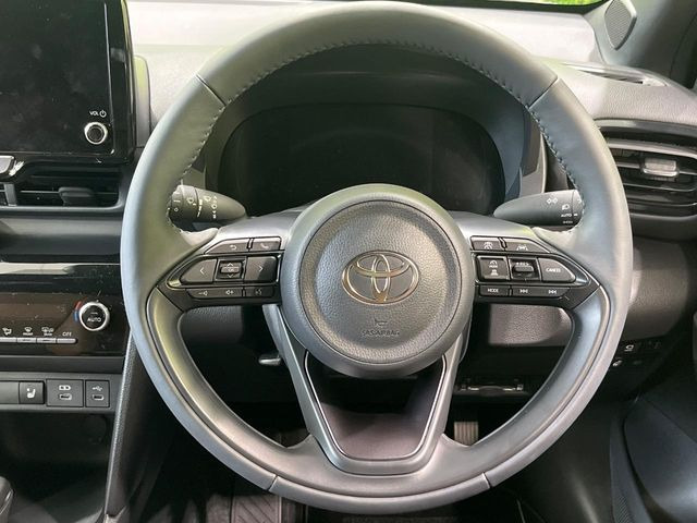 �C���e���A�ɍ��킹���f�U�C���̃X�e�A�����O�́A�^�]�������̂��Ƃ��l���A�^�]���₷���`��A�傫���ł��B�����x�A���ۂɐG���Ă��m���߂��������B