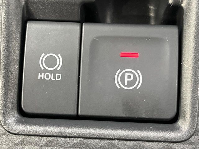 【電動パーキングブレーキ】パーキングブレーキは便利な電動式!ボタン一つで操作でき、アクセルを踏めば自動で解除されます♪レバーやペダルが無いので運転席廻りもすっきりしますね♪