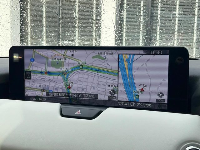 【12.3インチマツダコネクト】車内の雰囲気にマッチした大型ディスプレイ。スマホ接続でのナビ使用やBluetooth再生等、様々な機能が楽しめます。直感的なダイヤル操作が可能で、使い勝手も良好です。