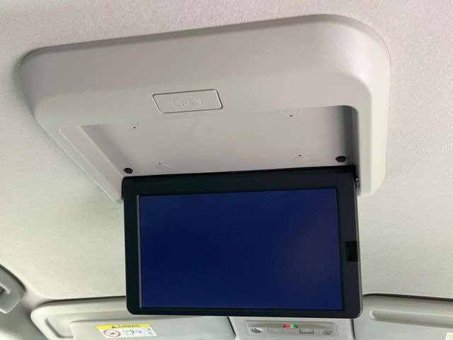 【フリップダウンモニター】大画面モニターで後席でもエンタメをお楽しみいただけます。小さなお子様にも大人気の装備です♪