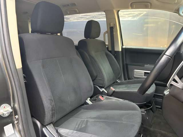 運転席も広々としており運転しやすい環境を実現しています☆