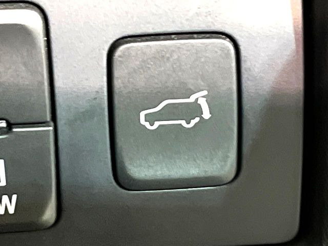 【パワーバックドア】スマートキーや運転席のボタンを押すだけでリアゲートが自動で開閉します!荷物を持っている時や、高い位置にあるバックドアを閉める際に便利な機能です♪