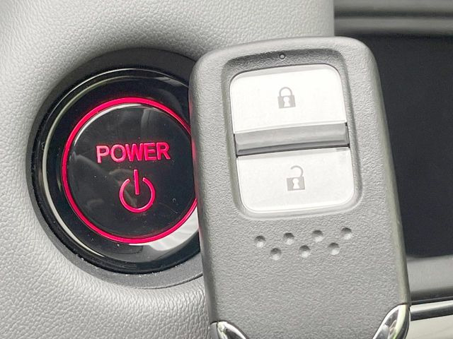 【Hondaスマートキー】カバンやポケットに入れたままでもドアの施錠・解錠が可能なスマートキーを装備。エンジンのオン・オフ時もカギを取り出す必要が無いからとっても便利です♪