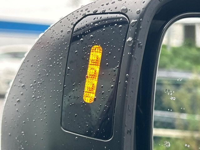 【リヤビークルディティクション】走行中、ドアミラーの死角になりやすい箇所に後続車が接近するとサイドミラー付近に警告を表示、ドライバーに注意喚起と、万一の際はハンドル操作をアシストをします。