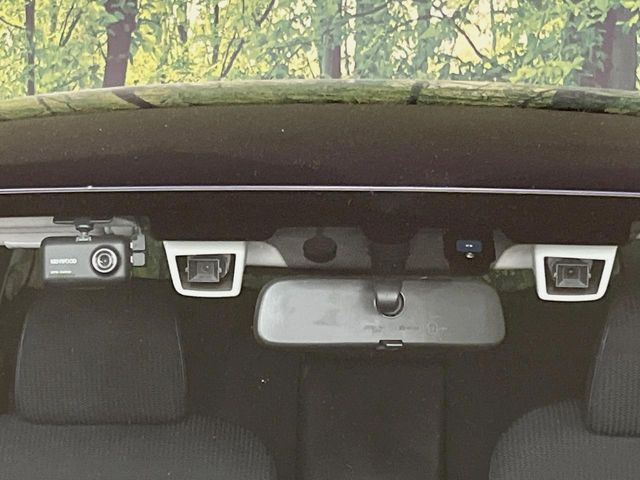 【アイサイトVer2】前方の車両等を検知し、衝突しそうな時は警報で注意を促し、ブレーキを踏む力をサポート。ブレーキを踏めなかった場合は衝突被害軽減ブレーキが作動、衝突回避をサポートします。