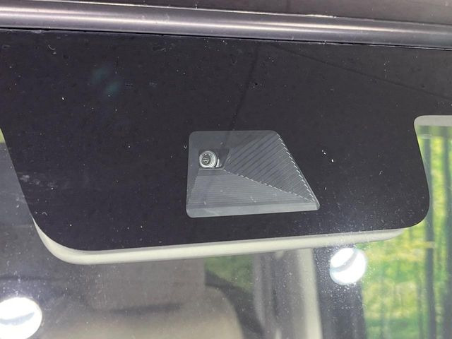 【ホンダセンシング】走行中に前方の車両等を認識し、衝突しそうな時は警報とブレーキで衝突回避と被害軽減をアシスト。より安全にドライブをお楽しみいただけます。