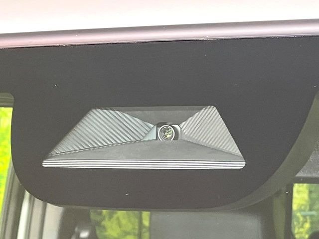 【ホンダセンシング】走行中に前方の車両等を認識し、衝突しそうな時は警報とブレーキで衝突回避と被害軽減をアシスト。より安全にドライブをお楽しみいただけます。