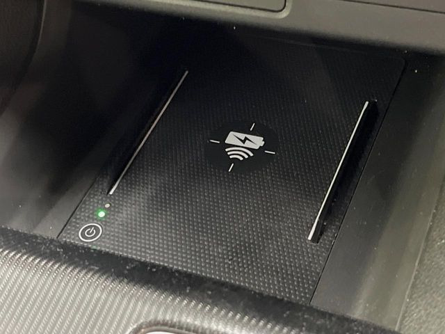 【ワイヤレス充電器 Qi(チー)規格/15W急速充電対応】あると便利な快適装備が付いています。