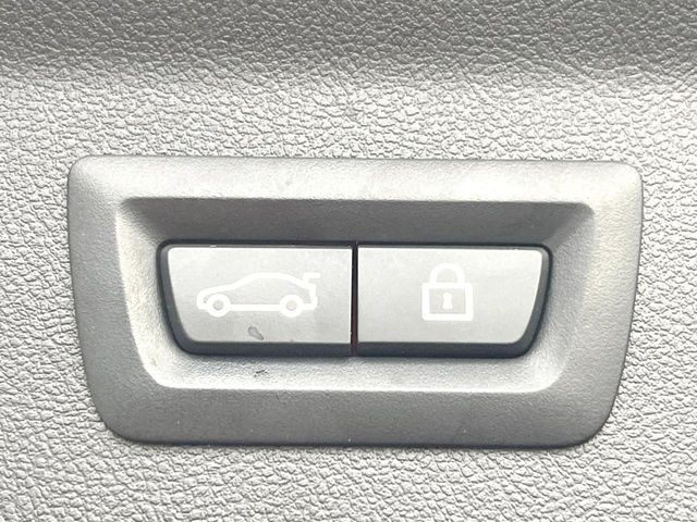 ●電動リアゲート:ワンタッチでリアゲートの開閉ができ、荷物などで両手が塞がっている状態でも簡単に開閉ができる便利機能です。