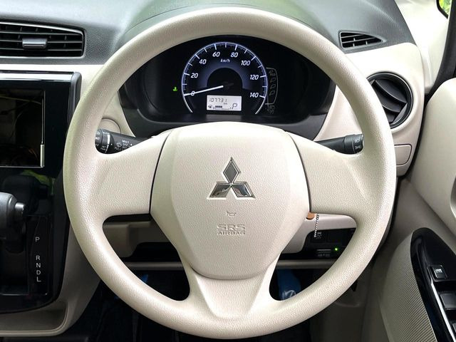 インテリアに合わせたデザインのステアリングは、運転される方のことも考え、運転しやすい形状、大きさです。是非一度、実際に触ってお確かめください。